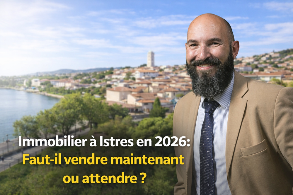 Arnaud, conseiller immobilier chez Century 21 Cabinet Corvaja à Istres, présente une analyse du marché immobilier local en 2026. Dans un cadre représentatif de la ville, entre étang et habitat provençal, il accompagne vendeurs et acquéreurs dans leurs projets immobiliers avec expertise et proximité. Cette illustration met en avant la question clé du moment : faut-il vendre maintenant ou attendre à Istres ?